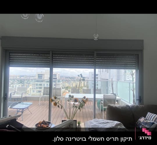 תריסים סגורים על חלון זכוכית גדול